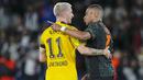 Pemain Paris Saint-Germain (PSG), Kylian Mbappe, berbincang dengan pemain Borussia Dortmund, Marco Reus, pada laga Liga Champions di Stadion Parc des Princes, Rabu (20/9/2023). PSG menang dengan skor 2-0. (AP Photo/Michel Euler)