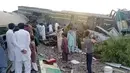 Gambar dari video ini, menunjukkan kereta setelah tabrakan di Ghotki, Pakistan, Senin (7/6/2021). Diperkirakan jumlah korban akan terus bertambah karena masih ada gerbong kereta yang tidak dapat diakses oleh tim penyelamat karena kondisinya hancur. (AP Photo)