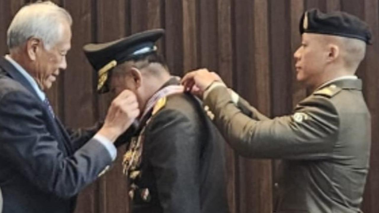 Berjasa Tingkatkan Kerja Sama Militer, Kasad Maruli Simanjuntak Terima Medali Kehormatan dari Singapura