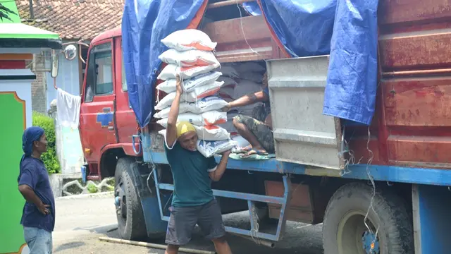 Pekerja mengangkut rastra atau raskin yang didistribusikan Bulog. (Liputan6.com/Muhamad Ridlo)