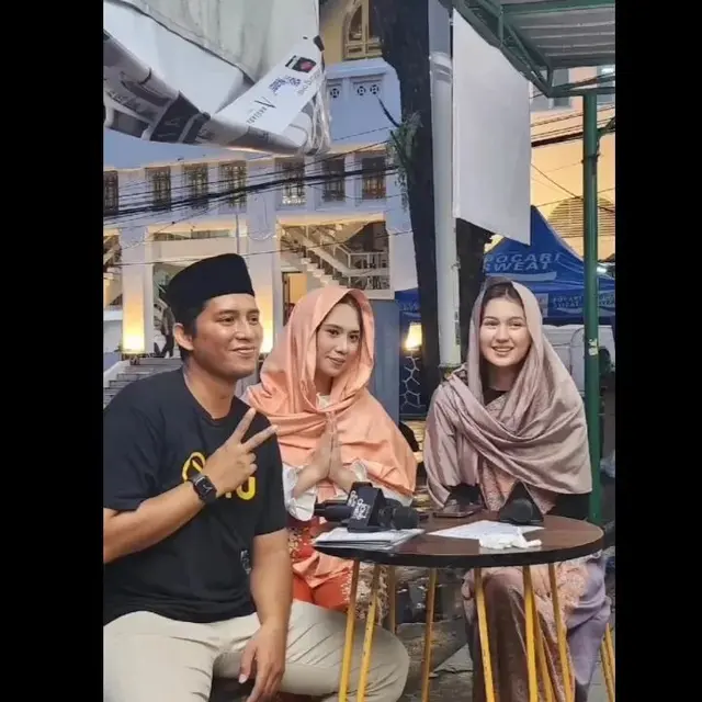 Main Series Religi, Ini 7 Potret Terbaru Zoe Abbas Jackson Tampil Berhijab