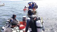 Tim SAR Gabungan saat melakukan penyelaman untuk mencari korban tenggelar di Danau Tondano, Kabupaten Minahasa, Sulut, pada Rabu (23/7/2025).