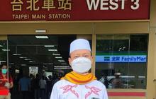 Momen Ustadz Kondang Pijat Kaki Sang Ibu Sembari Duduk di Lantai, Beri Pesan Penuh Makna