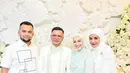 Hadir dengan Teuku Wisnu, Shireen Sungkar tampil effortless dengan dress berenda dan hijab putih. Ia jinjing clutch dari Hermes Jige Elan berwarna pink seharga Rp55 jutaan [@shireensungkar]