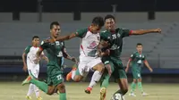 Pemain Persatu Tuban, Yan Helda Ratama (putih) berebut bola dengan pemain PSS Sleman dalam laga yang berakhir dengan skor 2-1 di Stadion Wilis, Madiun, Senin (25/8/2015). (Bola.com/Robby Firly)