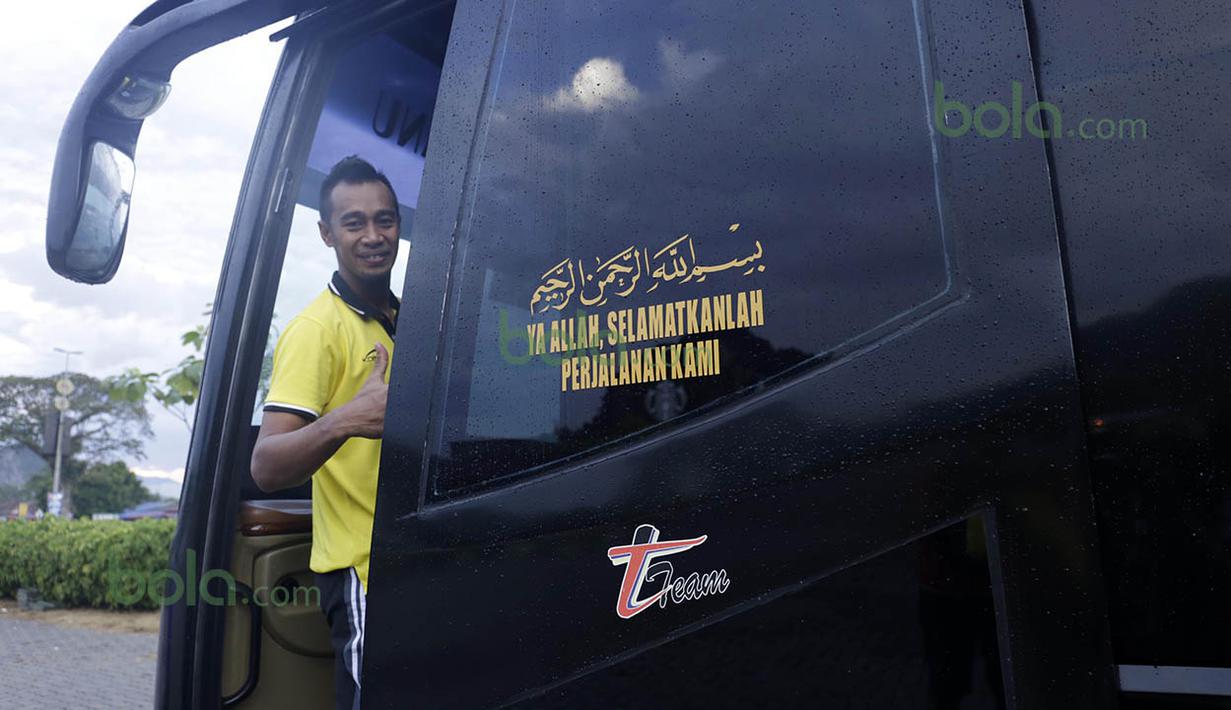 Kapten T-Team Mohamad Hasbulah menaiki bis tim setelah latihan bersaama di Lapangan Futsal Extreme Park Ipoh, Perak, Malaysia, Jumat (29/01/2016). (Bola.com/Nicklas Hanoatubun)