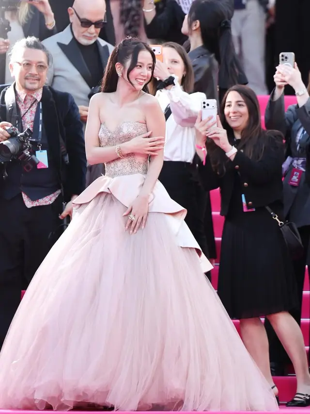 Jisoo BLACKPINK Tampil Bak Princess di Pink Carpet Cannes Series International Festival, Jadi Artis Asia Pertama Raih Penghargaan