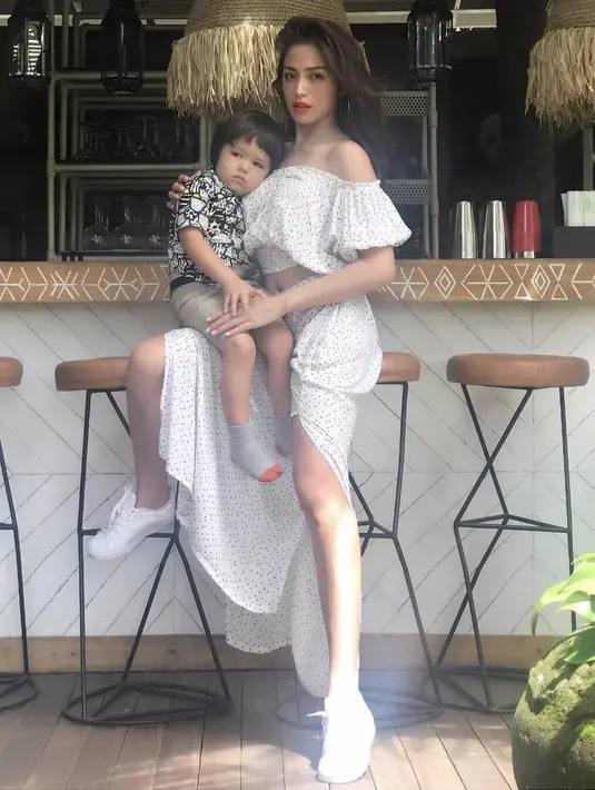 Meski sibuk berkarier dan mengurus buah hati, Jedar tetap memerhatikan soal penampilannya. Ia tetap terlihat memesona dengan berbagai model busananya. Seperti yang satu ini misalnya, Jedar cantik dengan dress putihnya. (Instagram/inijedar)