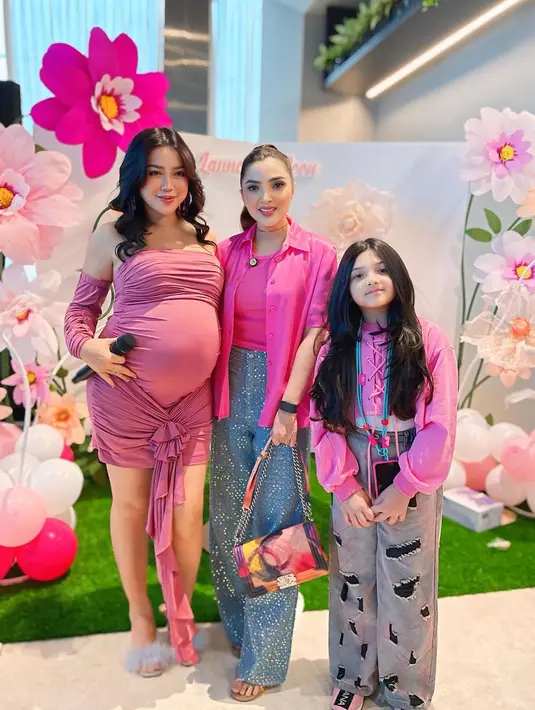 Ashanty hadir bersama sang putri tercinta mengenakan top dan kemeja berwarna shock pink yang dipadukan dengan wide leg denim. Penampilannya dipermanis dengan sling bag nuansa warna senada. [@ashanty_ash].
