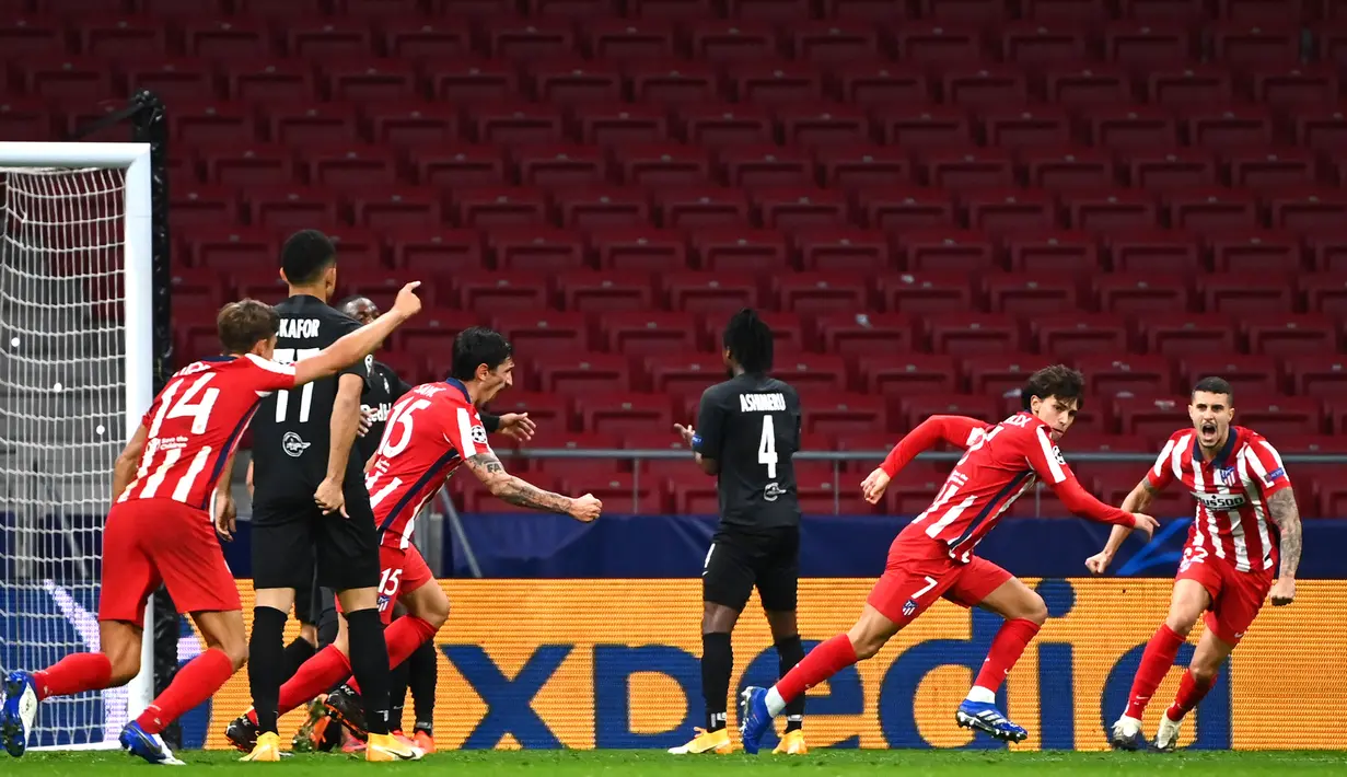 Penyerang Atletico Madrid, Joao Felix, merayakan gol yang dicetaknya ke gawang Salzburg pada laga Liga Champions 2020/2021 di Estadio Wanda Metropolitano, Rabu (28/10/2020) dini hari WIB. Atletico Madrid menang 3-2 atas Salzburg. (AFP/Gabriel Bouys)