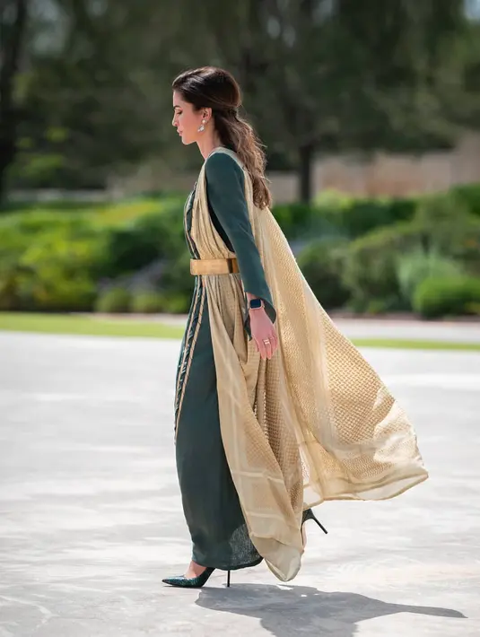 Dilengkapi dengan belt warna emas yang membuat tampilannya semakin mewah khas bangsawan
(Foto: Instagram @queenrania)