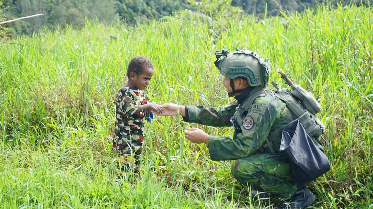 FOTO: Satgas Marinir TNI AL Gelar Patroli Humanis di Paniai Papua Tengah