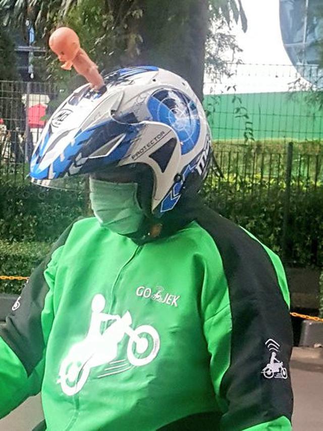 6 Aksesoris Tambahan di Helm Ojek Online Ini Kelewat Unik, Kocak