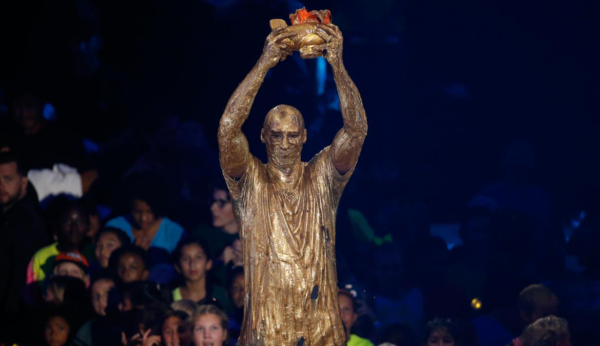 Mantan pemain basket NBA Kobe Bryant mengangkat pialanya usai menerima semprotan "slimed" di Kids Choice Sport 2016 di Los Angeles, California, (14/7). (REUTERS/Mario Anzuoni)