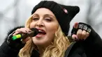 Aktris Madonna berpidato diatas panggung saat mengikuti Women's March di Washington, AS (21/1). Aksi Woman’s March adalah aksi protes yang menolak Trump karena kebencian dan rasisme yang selama ini sering dilayangkan. (AP Photo/Jose Luis Magana)