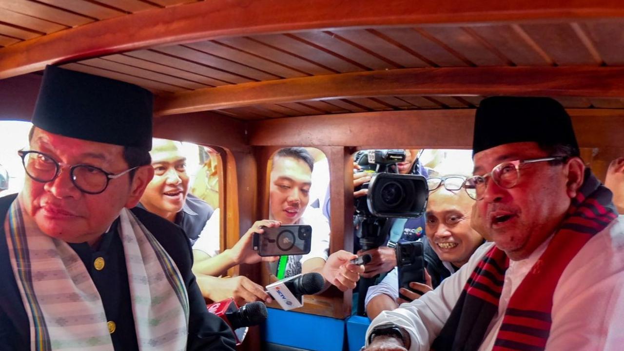 Pramono Anung dan Rano Karno mendaftar sebagai calon gubernur-calon wakil gubernur (cagub-cawagub), Rabu, 28 Agustus 2024.Keduanya menggunakan oplet menuju Komisi Pemilihan Umum (KPU) DKI Jakarta. Foto: merdeka.com / Arie Basuki