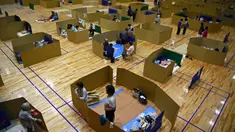 Penduduk setempat berlindung di pusat evakuasi dengan ruang untuk menjaga jarak sosial di gimnasium umum kota Yatsushiro, prefektur Kumamoto, pada 6 Juli 2020. (Charly TRIBALLEAU / AFP)