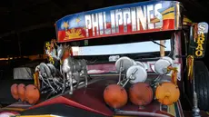 Dalam foto yang diambil pada 3 April 2024 ini, sebuah jeepney penumpang model lama yang diproduksi sejak tahun 1950-an oleh Sarao Motors, dipajang di bengkel di Las Pinas City, pinggiran kota Manila. (Ted ALJIBE / AFP)