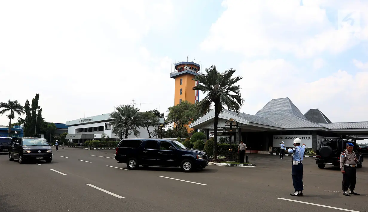 Petugas keamanan mengatur lalu lintas iring-iringan rombongan Presiden Amerika Ke-44 Barack Obama menuju Bandara Halim Perdanakusuma Jakarta, Minggu (2/7). (Liputan6.com/Johan Tallo)