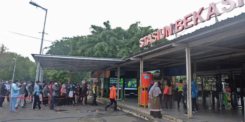 Ada Pembatasan Penumpang KRL, Antrean Panjang Terjadi di Stasiun Bekasi