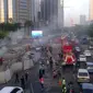 Pipa gas dari 2 lubang gorong-gorong di kawasan SCBD Jalan Jenderal Sudirman, Jakarta, terbakar sejak Rabu malam.