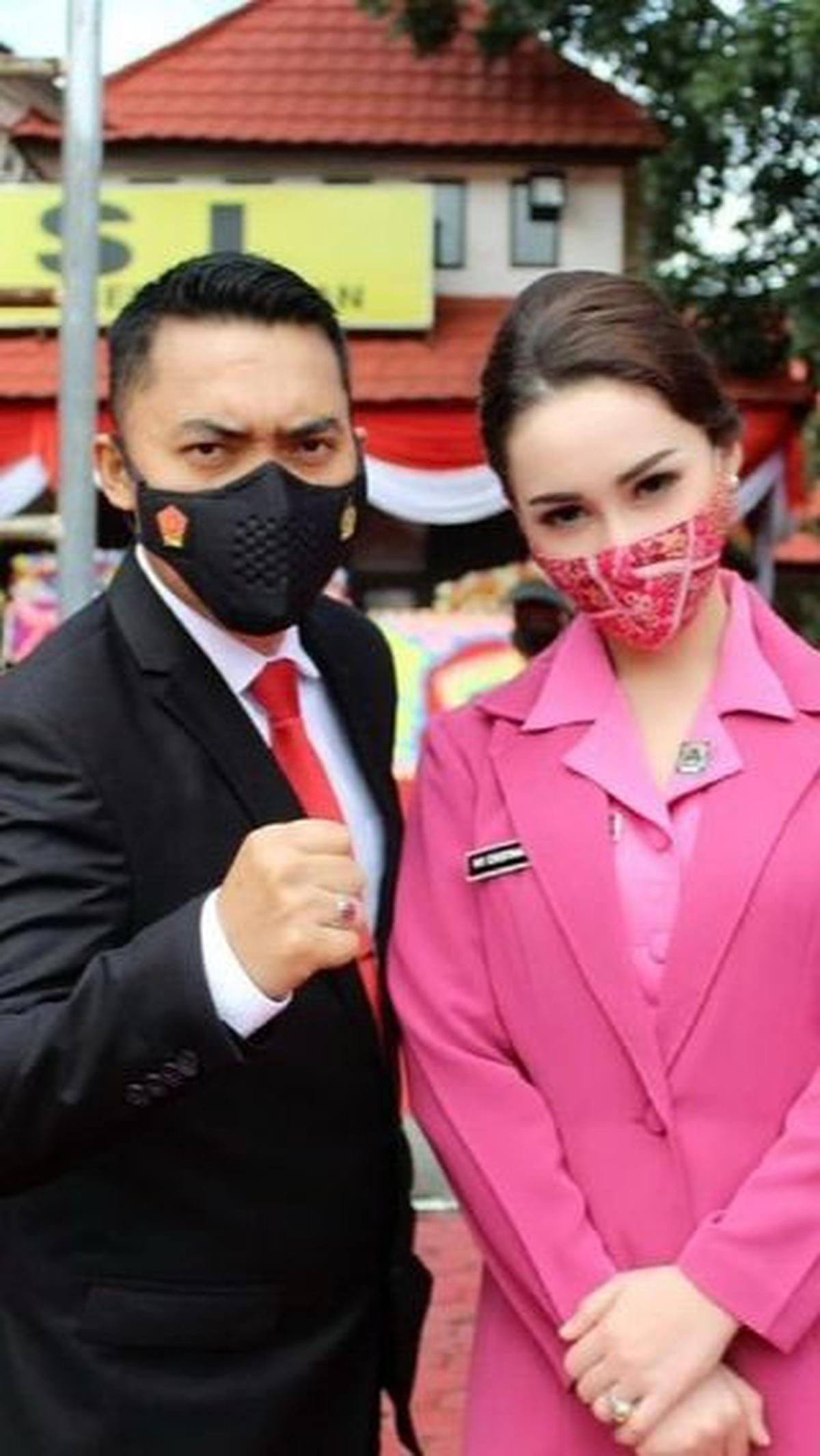 Walaupun sempat dilanda pandemi, Cristina tak gentar mendampingi suaminya dalam beberapa tugas. Ia mematuhi protokol kesehatan dengan menggunakan masker selama mengikuti acara dari kepolisian.