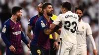 Penyerang Barcelona, Luis Suarez terlibat pertengkaran dengan bek Real Madrid, Sergio Reguilon, dalam duel El Clasico yang dihelat di Santiago Bernabeu, Minggu (3/3/2019). (AFP)