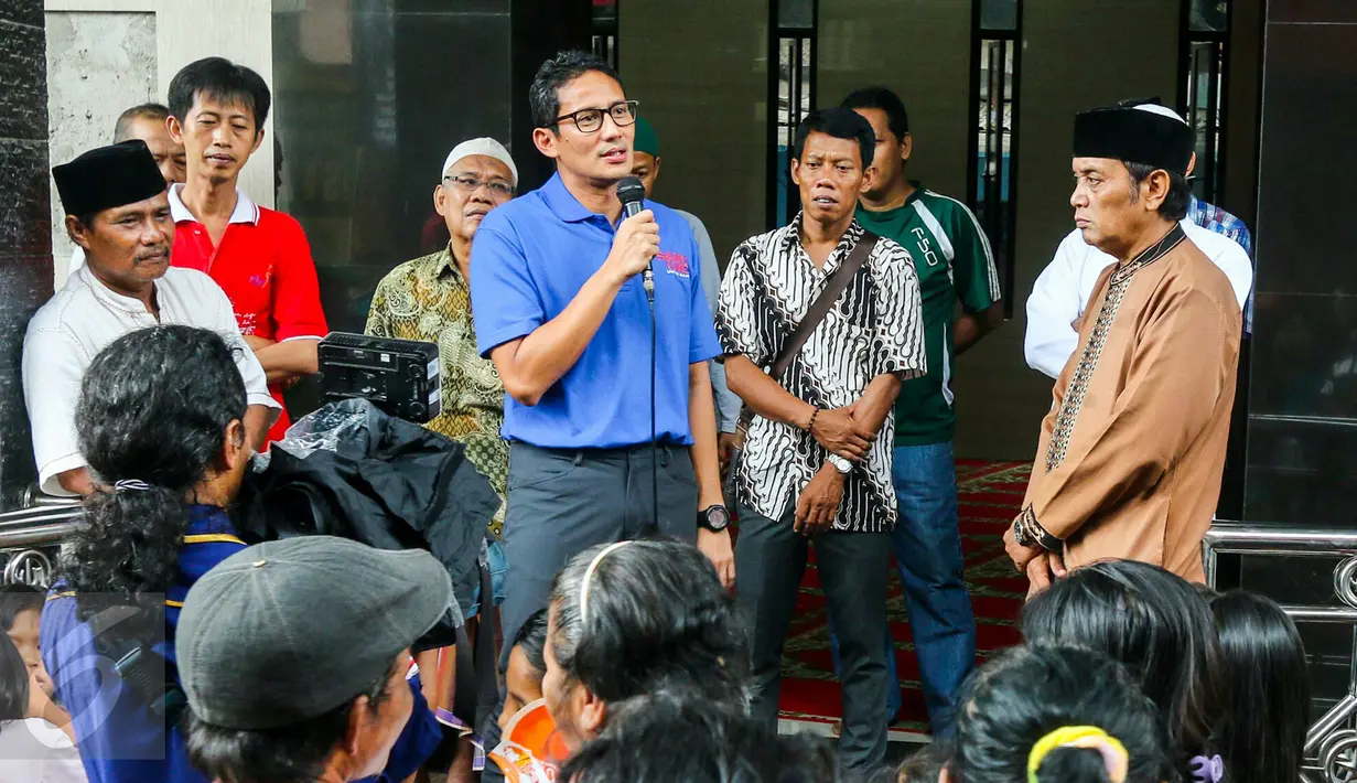 Calon Gubernur DKI Jakarta, Sandiaga Uno, menyambangi permukiman warga di Duri Pulo, Gambir, Jakarta, Kamis (5/5). Warga pun menyambut hangat pria yang akrab disapa Sandi Uno tersebut. (Liputan6.com/Yoppy Renato)