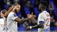 Penyerang Olympique Lyon, Memphis Depay, merayakan gol yang dicetaknya ke gawang Dijon pada laga Ligue 1 di Stadion Groupama, Sabtu (29/8/2020) dini hari WIB. Lyon menang 4-1 atas Dijon. (AFP/Philippe Desmazes)