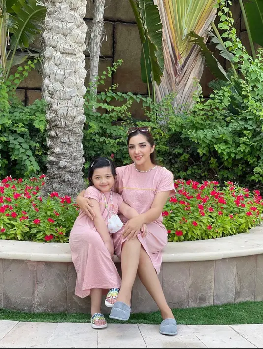 <p>Midi dress berwarna pink berbahan kaos ini sangat cocok untuk kembaran dengan anak, lho.&nbsp;(instagram/queenarsy)</p>