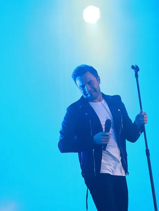 "Senang bisa berada di Jakarta, selamat malam. Saya merasa senang, kalian membuat saya tersenyum,” ucap Shane Filan di panggung konser tunggalnya. (Bambang E. Ros/Bintang.com)