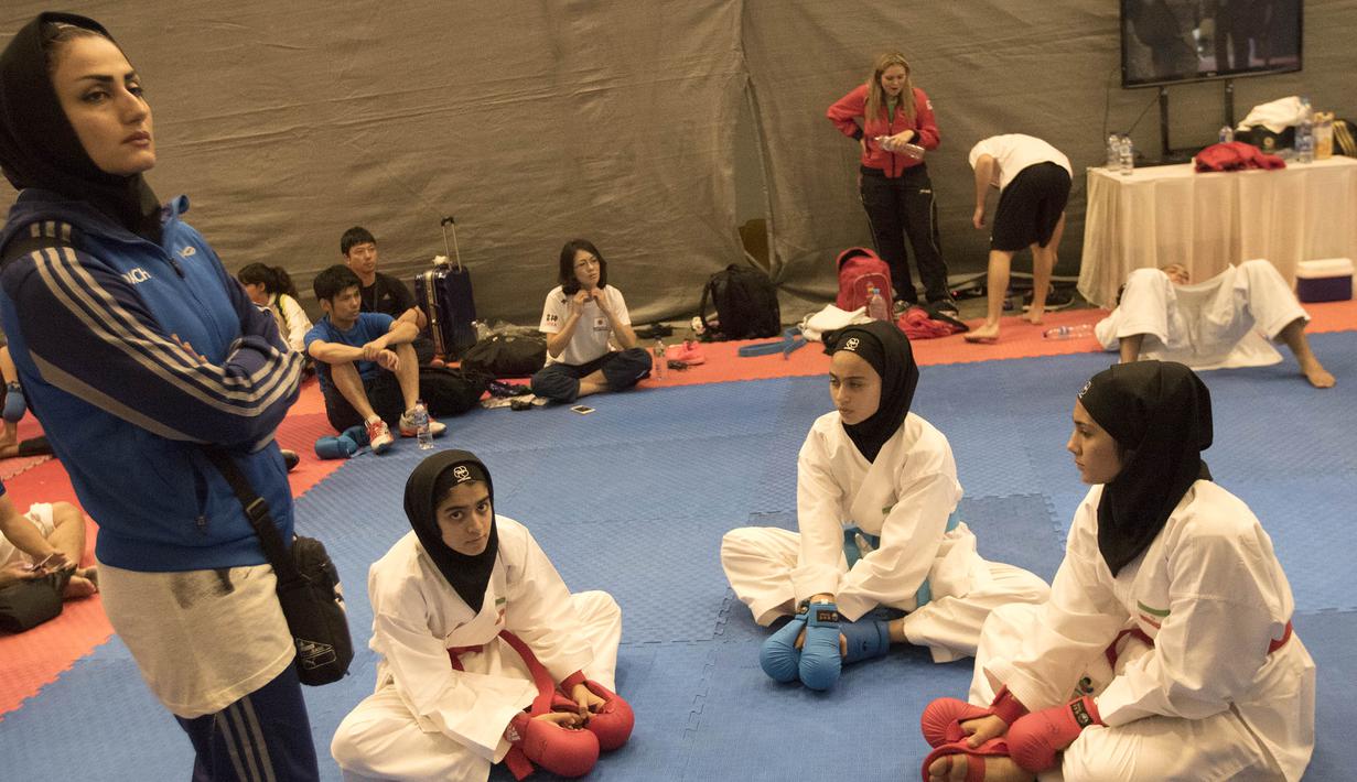 Pelatih memberikan instruksi kepada para karateka Iran yang seluruhnya tampil mengenakan hijab pada Kejuaraan Dunia Karate Junior, Cadet dan U-21 2015 di ICE, Tangerang. (Bola.com/Vitalis Yogi Trisna) 