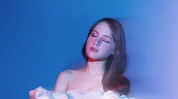 Setelah mengenakan dress off shoulder motif, selanjutnya Nicole Rossi jalani pemotretan dengan memakai dress sabrina warna putih. Sebelumnya memakai dress rancangan Renzi Lazuardi, dress putih sabrina ini merupakan rancangan desainer Dimas Singgih. Wajah cantik artis kelahiran 6 Maret 2010 ini masih dipoles oleh tangan ajaib MUA yang sama yakni Rama Jee. (Liputan6.com/IG/@nicole_rossi_)