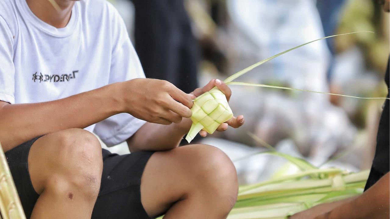 Penjual kulit ketupat di Pasar Palmerah
