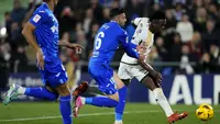 Diego Rico dari Getafe, tengah, menantang Vinicius Junior dari Real Madrid selama pertandingan sepak bola La Liga Spanyol antara Getafe dan Real Madrid di stadion Coliseum Alfonso Perez di Getafe, Spanyol, Kamis, 1 Februari 2024. (AP Photo/Manu Fernandez)