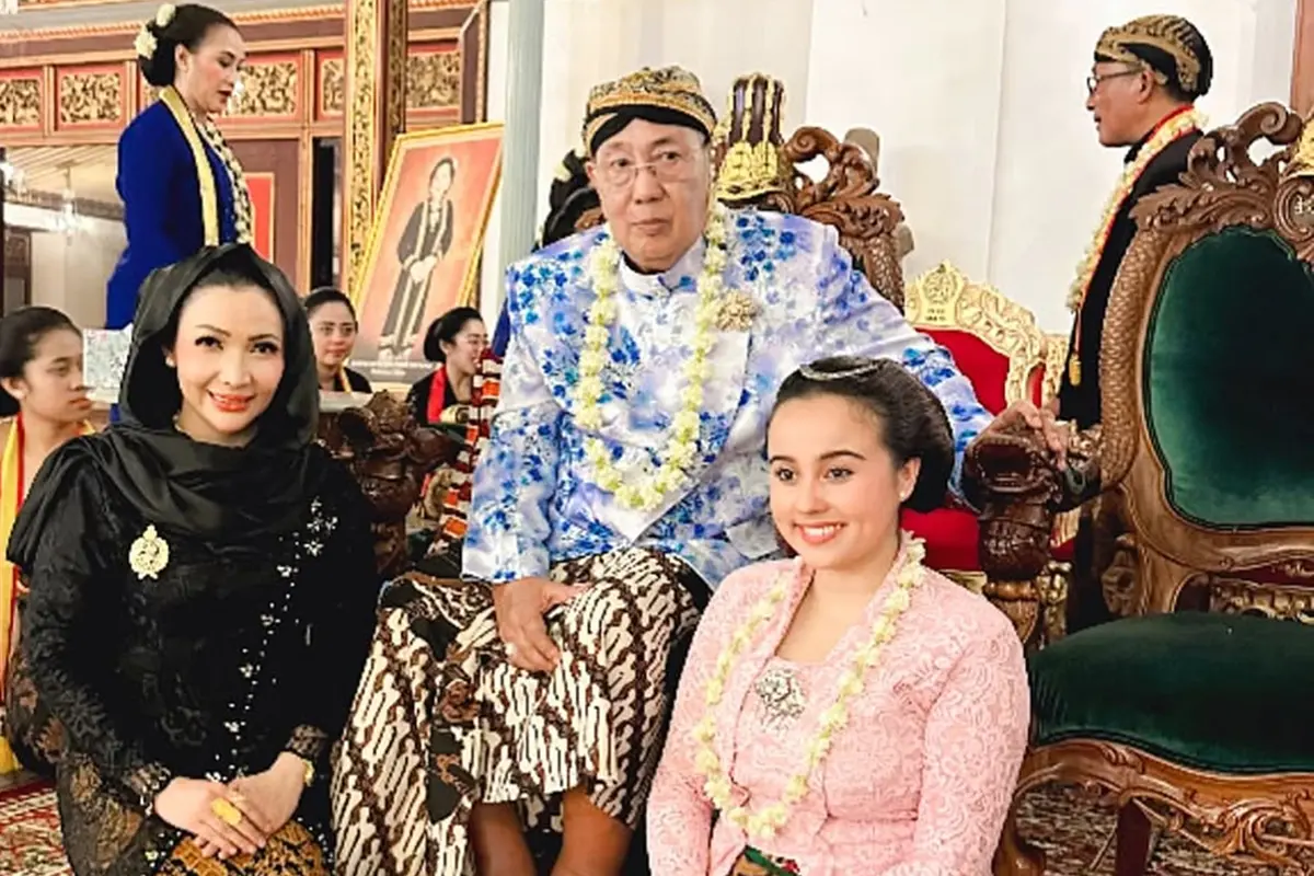 5 Potret Roro Fitria Kenang Sowan Pakubuwono XIII, Sampaikan Belasungkawa