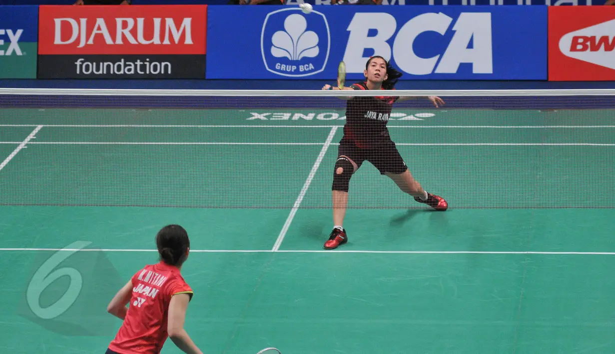 Pebulutangkis tunggal putri Indonesia, Adrianti Firdasari saat bertanding melawan pemain tunggal putri Jepang Minatsu Mitani pada turnamen bulutangkis BCA Indonesia Open Super Series Premiere 2015 di  Jakarta, Rabu (3/6). (Liputan6.com/Herman Zakharia)