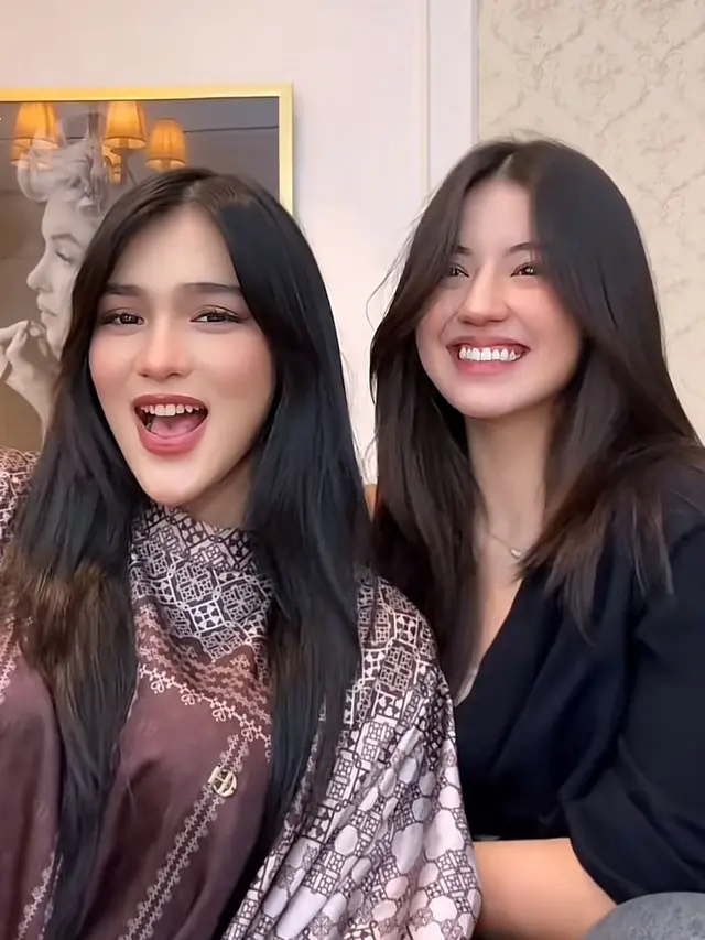 Chemistry Davina Karamoy dan Vonny Felicia di kamera. (credit:tiktok.com/@davinakaramoy)