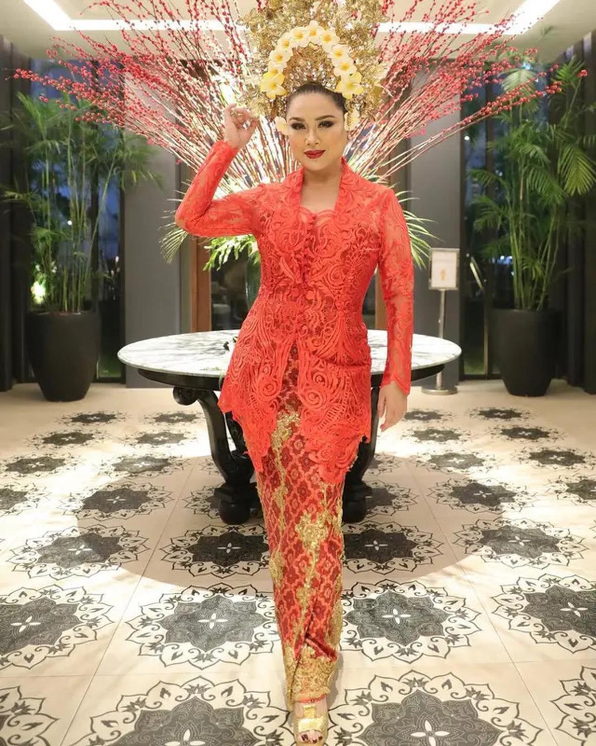 Potret Titi DJ saat Pakai Kebaya, Cantik dan Anggun di Usia Hampir 60 Tahun