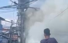 Viral Momen Pemuda Berjuang Sendirian Padamkan Api dari Kabel Tiang Listrik, Tuai Pujian