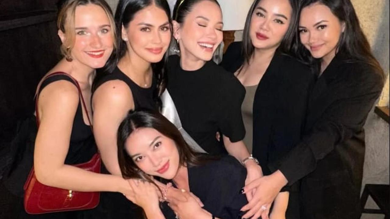 7 Potret Alyssa Daguise Kembali Dapat Kejutan Bridal Shower dari Sahabat, Private Dinner Penuh Mawar Merah