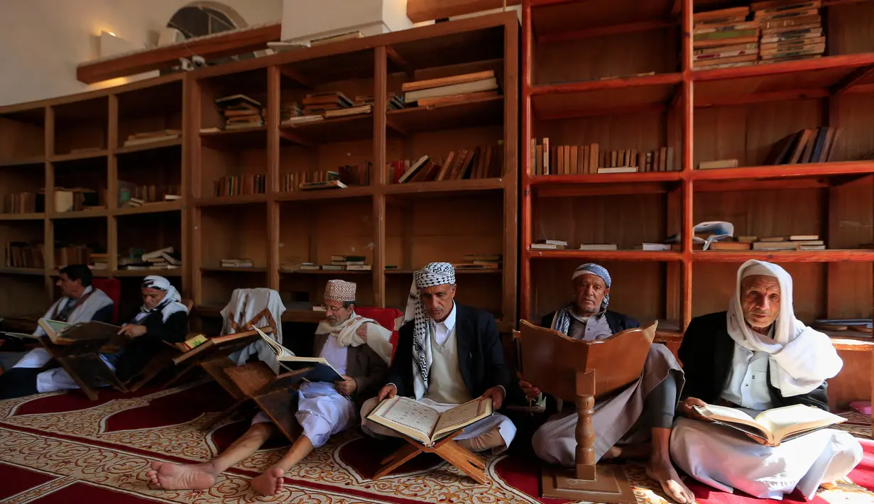 Tadarus Alquran sering dilakukan di bulan suci Ramadan yang bertujuan memperdalam pemahaman dan meningkatkan keimanan. (MOHAMMED HUWAIS/AFP)