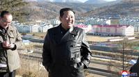 Foto tidak bertanggal yang disediakan pada 16 November 2021 ini memperlihatkan pemimpin Korea Utara Kim Jong-un memeriksa lokasi pembangunan proyek pengembangan Kota Samjiyon di Provinsi Ryanggang, Korea Utara. (Korean Central News Agency/Korea News Service via AP)