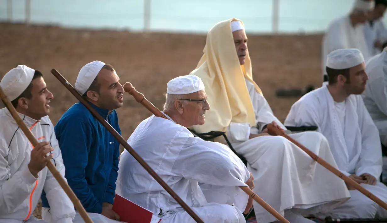 Kaum Samaritan berkumpul di puncak Gunung Gerizim mendengarkan ceramah saat perayaan hari Sukkot di Israel (4/10). Gunung Gerizim ini menjadi pusat peribadahan orang-orang Samaritan. (AFP Photo/Jaafar Ashtiyeh)