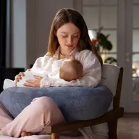 Ibu yang sedang menyusui anaknya (Foto: Freepik/pikisuperstar).