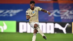 1. Marcus Rashford - Rashford dipercaya menggunakan nomor punggung 10 di Manchester United pada 2018. Musim ini penyerang berusia 22 tahun ini turut menyumbangkan 17 gol dan 8 assist dari 31 penampilannya di Premier League. (AFP/Glyn Kirk/pool)