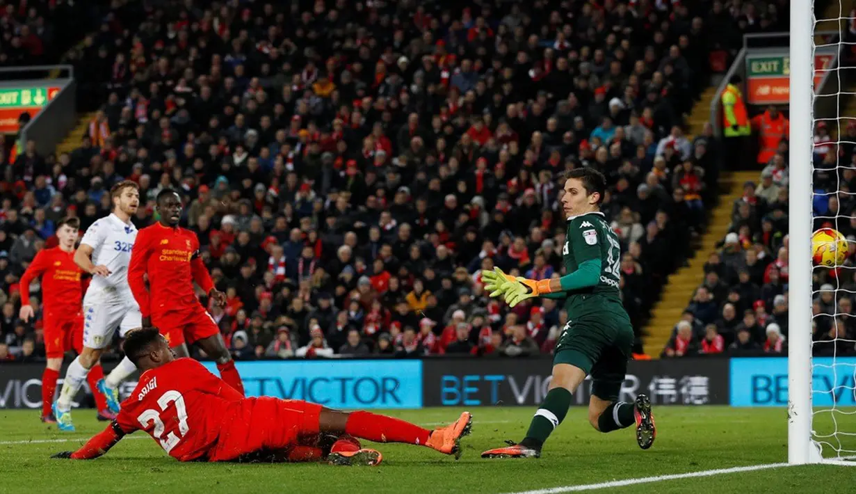 Pemain Liverpool, Divock Origi, mencetak gol pertama ke gawang Leeds United pada laga perempat final Piala Liga Inggris di Stadion Anfield, Selasa (29/11/2016). (Reuters/Phil Noble)