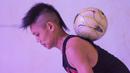 Freestyler, Mathias Andriyadi mengontrol bola dengan punggung pada final Indonesia Freestyle Football Championship 2015 di Mall Pluit Village, Jakarta, Sabtu (14/11/2015). (Bola.com/Vitalis Yogi Trisna)