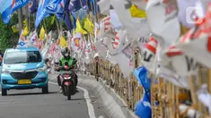 Bendera partai politik terpasang pada pinggiran Jembatan Layang Mampang, Jakarta, Selasa (23/1/2024). Meski Pemprov DKI Jakarta dan seluruh partai politik sepakat menertibkan alat peraga kampanye (APK) yang berpotensi membahayakan pengguna jalan, tetapi masih banyak APK yang berisiko membahayakan bertebaran di sejumlah titik Jakarta. (merdeka.com/Arie Basuki)
