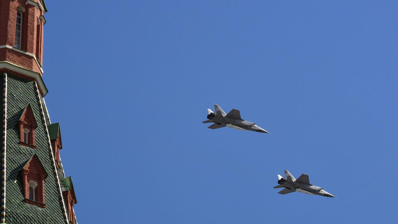 Dua jet tempur supersonik MiG-31 Rusia membawa rudal Kinzhal di atas Lapangan Merah, Moskow, 9 Mei 2018. (AFP/Yuri Kadobnov)